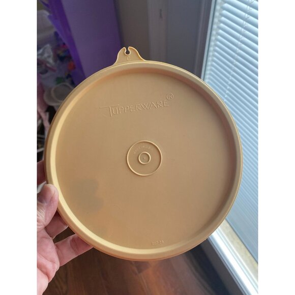 Tupperware Round 6” Almond Tan Beige Plastic "C" Lid #227-28 - Picture 5 of 5